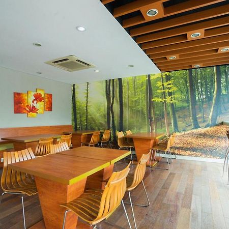 Life Hotel Stasiun Kota סוראבאיה מראה חיצוני תמונה