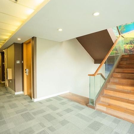 Life Hotel Stasiun Kota סוראבאיה מראה חיצוני תמונה