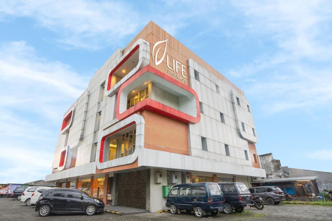 Life Hotel Stasiun Kota סוראבאיה מראה חיצוני תמונה