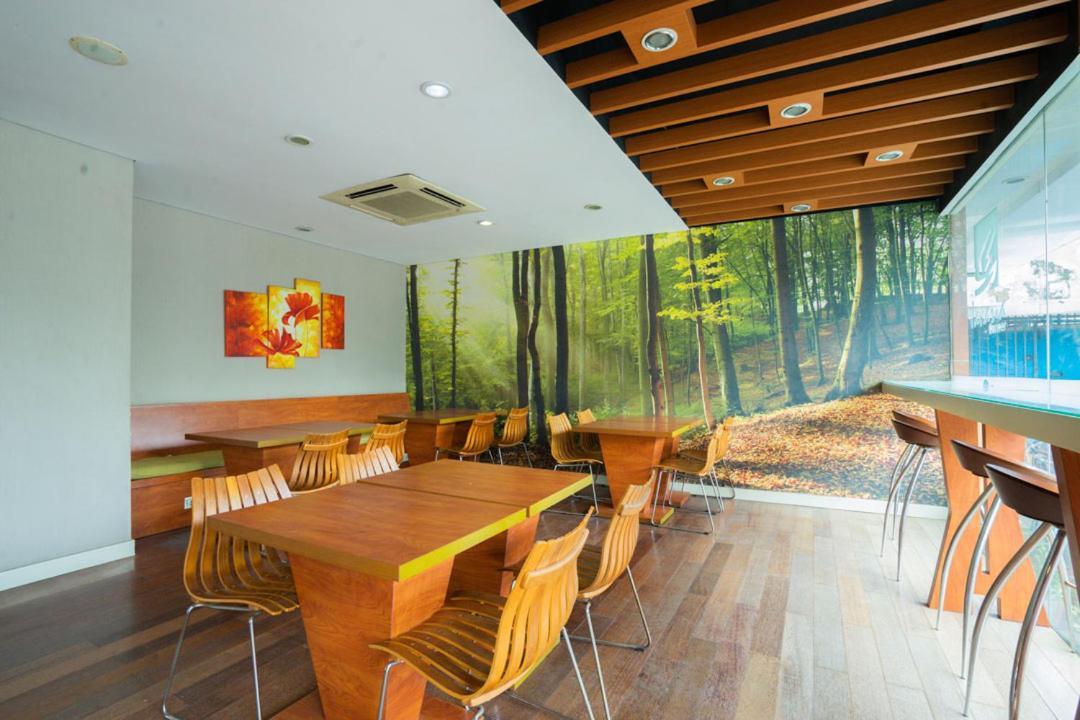 Life Hotel Stasiun Kota סוראבאיה מראה חיצוני תמונה