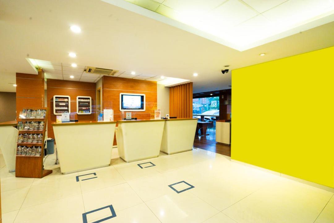 Life Hotel Stasiun Kota סוראבאיה מראה חיצוני תמונה