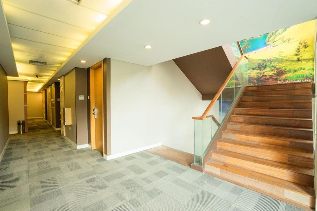 Life Hotel Stasiun Kota סוראבאיה מראה חיצוני תמונה