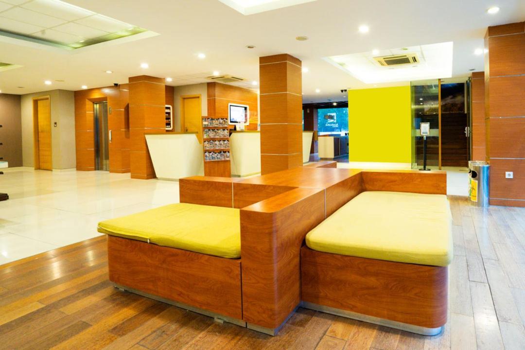 Life Hotel Stasiun Kota סוראבאיה מראה חיצוני תמונה