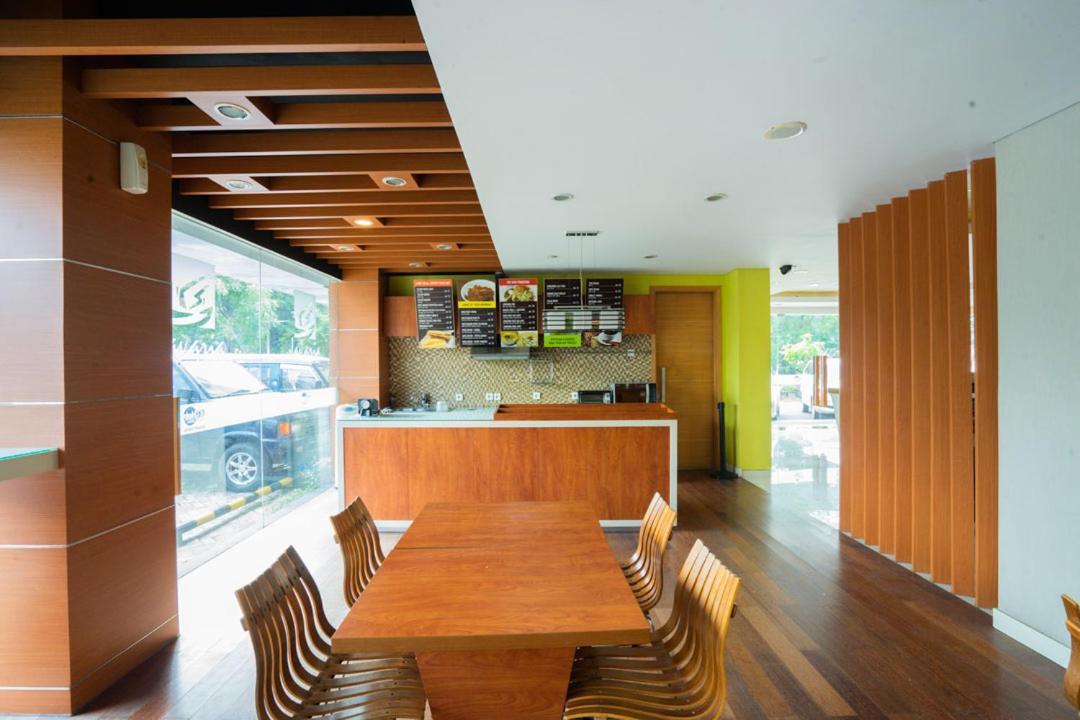 Life Hotel Stasiun Kota סוראבאיה מראה חיצוני תמונה