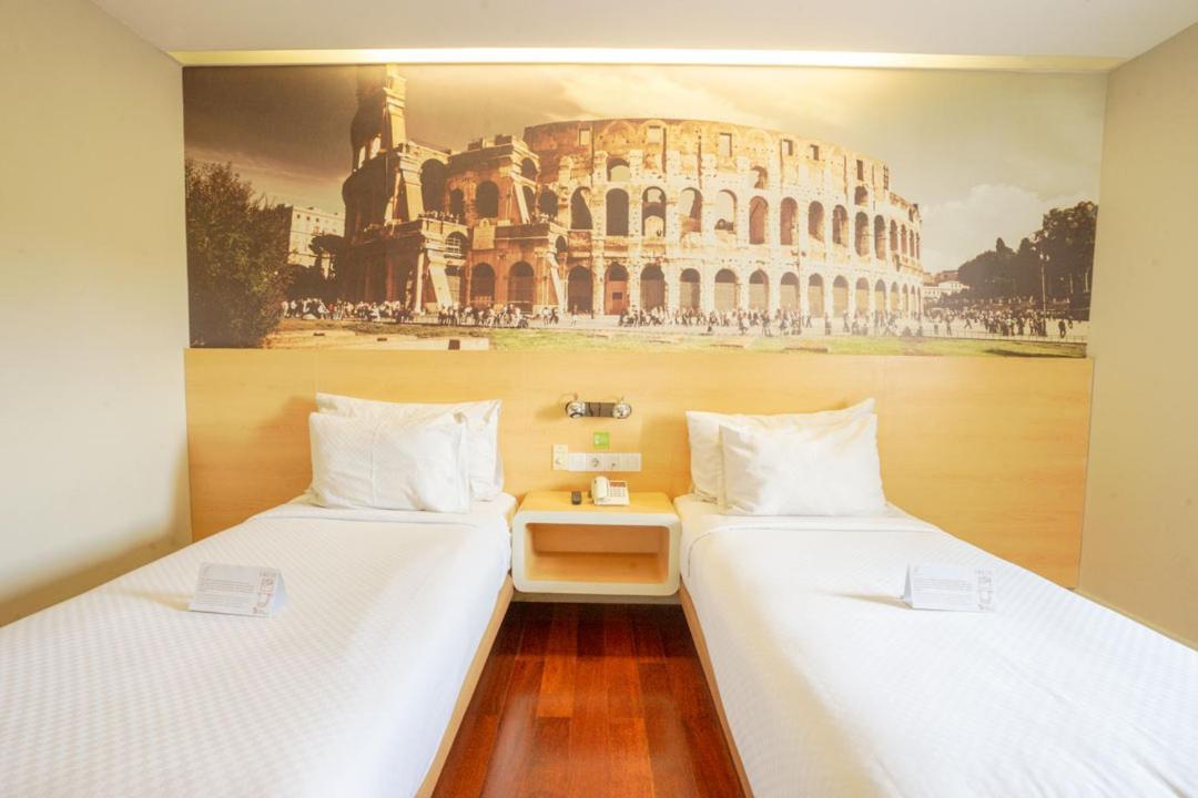 Life Hotel Stasiun Kota סוראבאיה מראה חיצוני תמונה