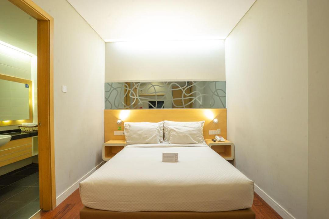 Life Hotel Stasiun Kota סוראבאיה מראה חיצוני תמונה