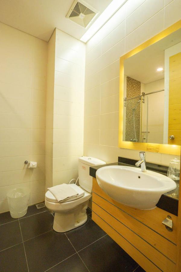 Life Hotel Stasiun Kota סוראבאיה מראה חיצוני תמונה