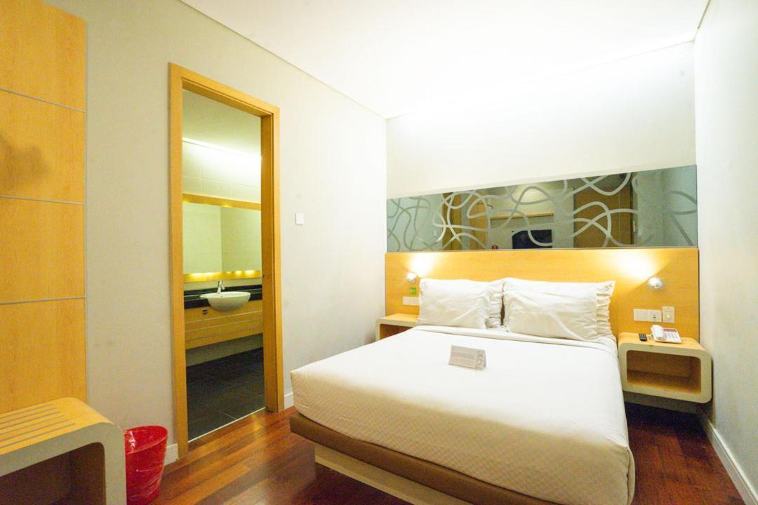 Life Hotel Stasiun Kota סוראבאיה חדר תמונה